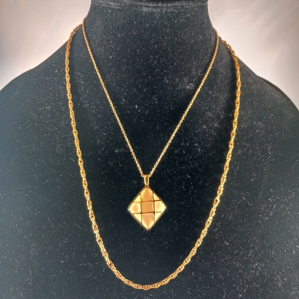 Vintage 60's Gold Tone Chain Pedant Unmarked Layered Necklace